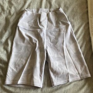 Alo camo biker shorts - great condition